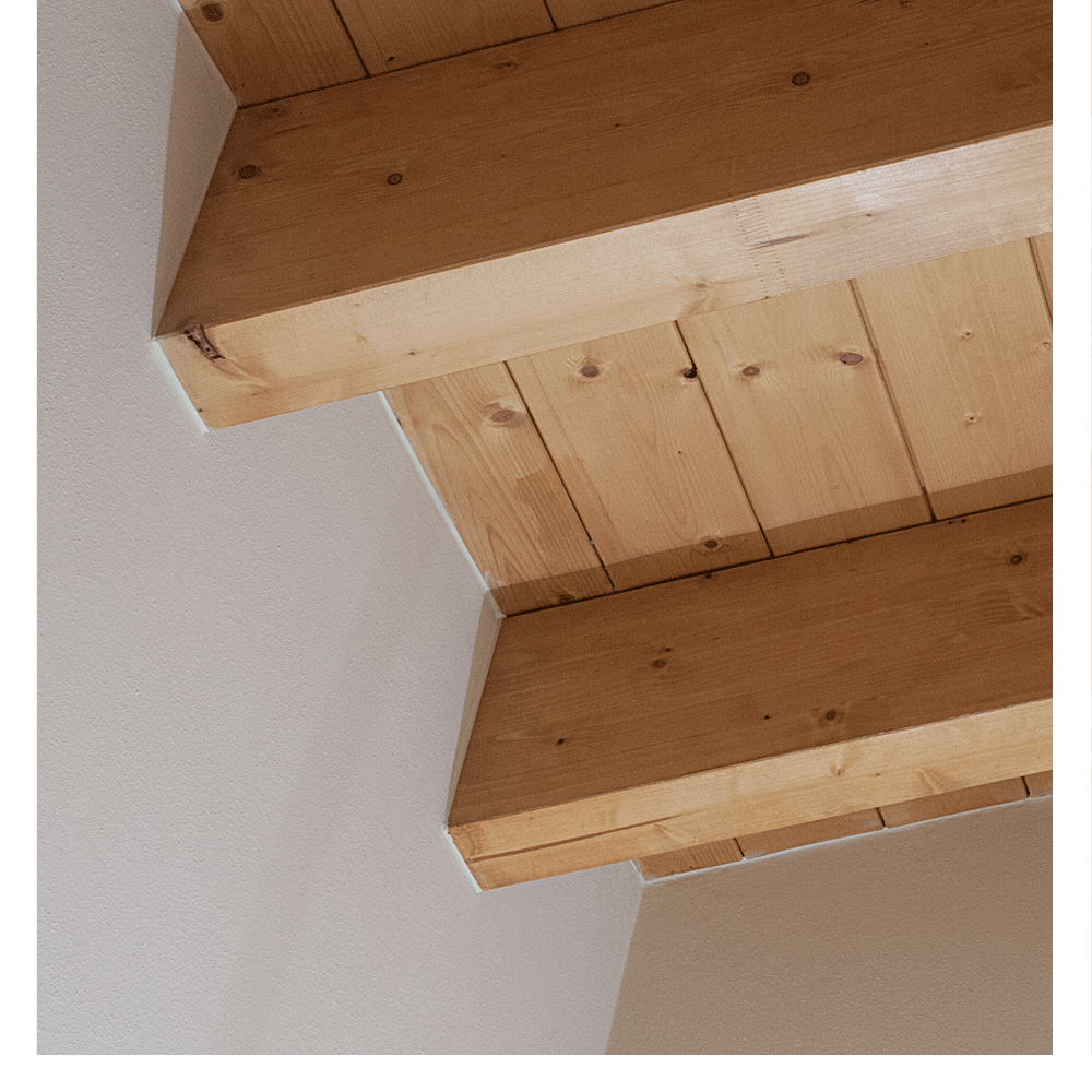 Riempimento tra legno e muro con RX400 Rualaix Elastic senza l'utilizzo di garze di sottofondo.